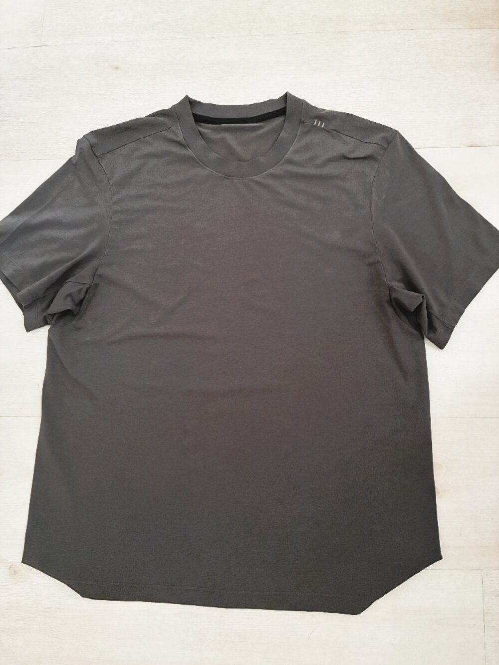 Lululemon Men's Gray License to Train Short Sleeve Shirt Drop Cut Hem Size Large